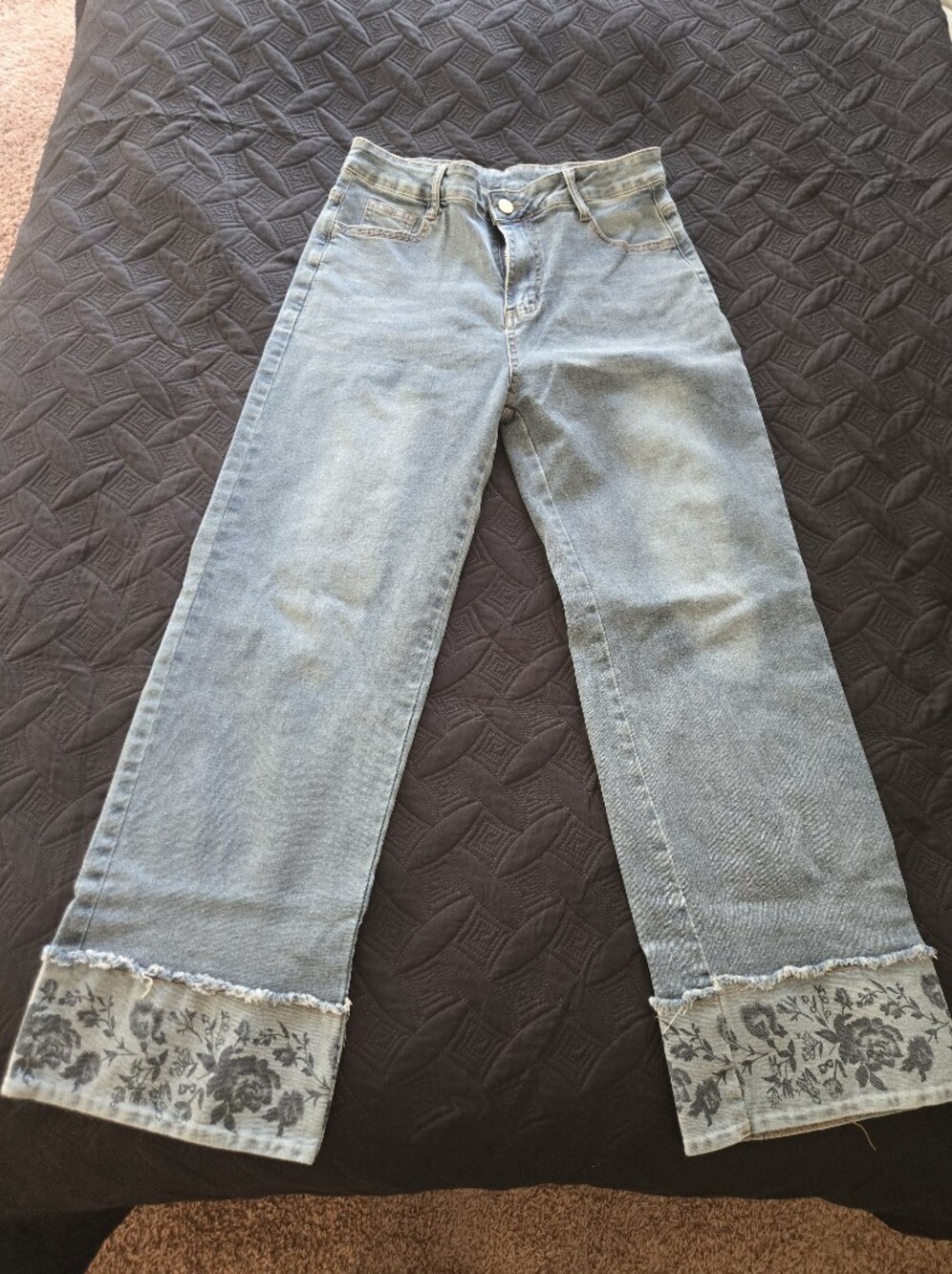 Light Blue Women’s Wide-Leg Jeans with Cuffed Floral Hem